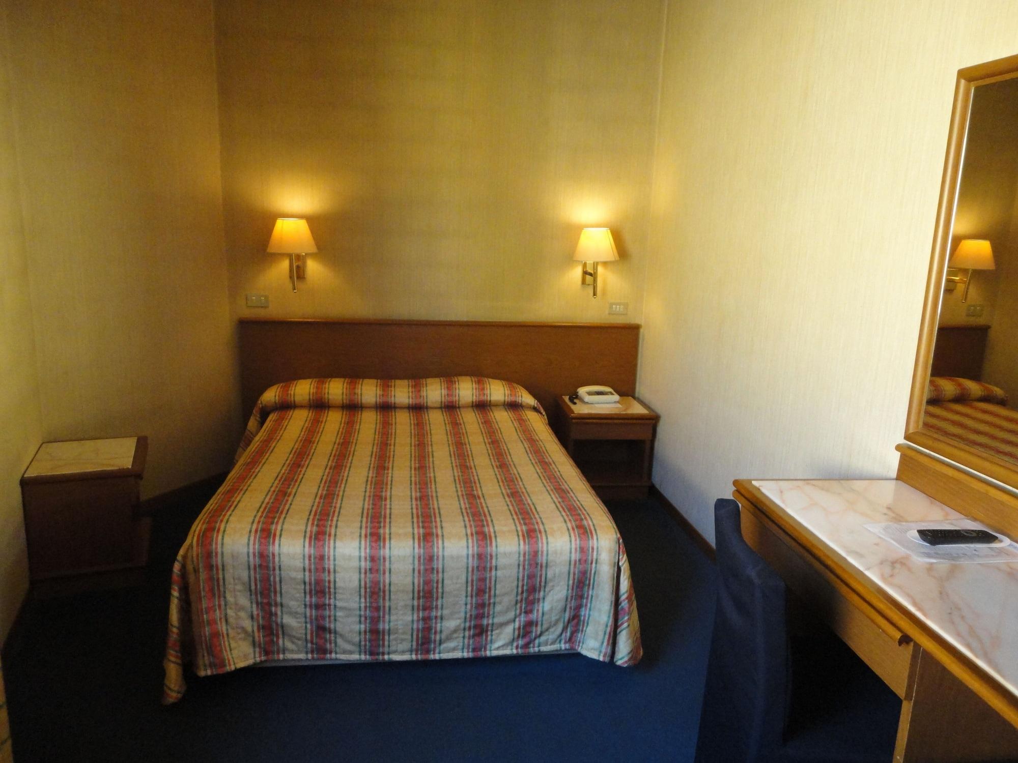 Hotel Giardino Арона Екстериор снимка