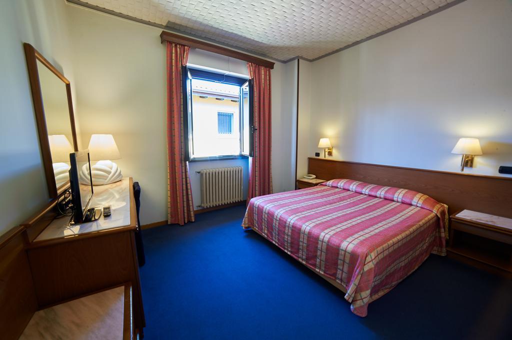 Hotel Giardino Арона Екстериор снимка