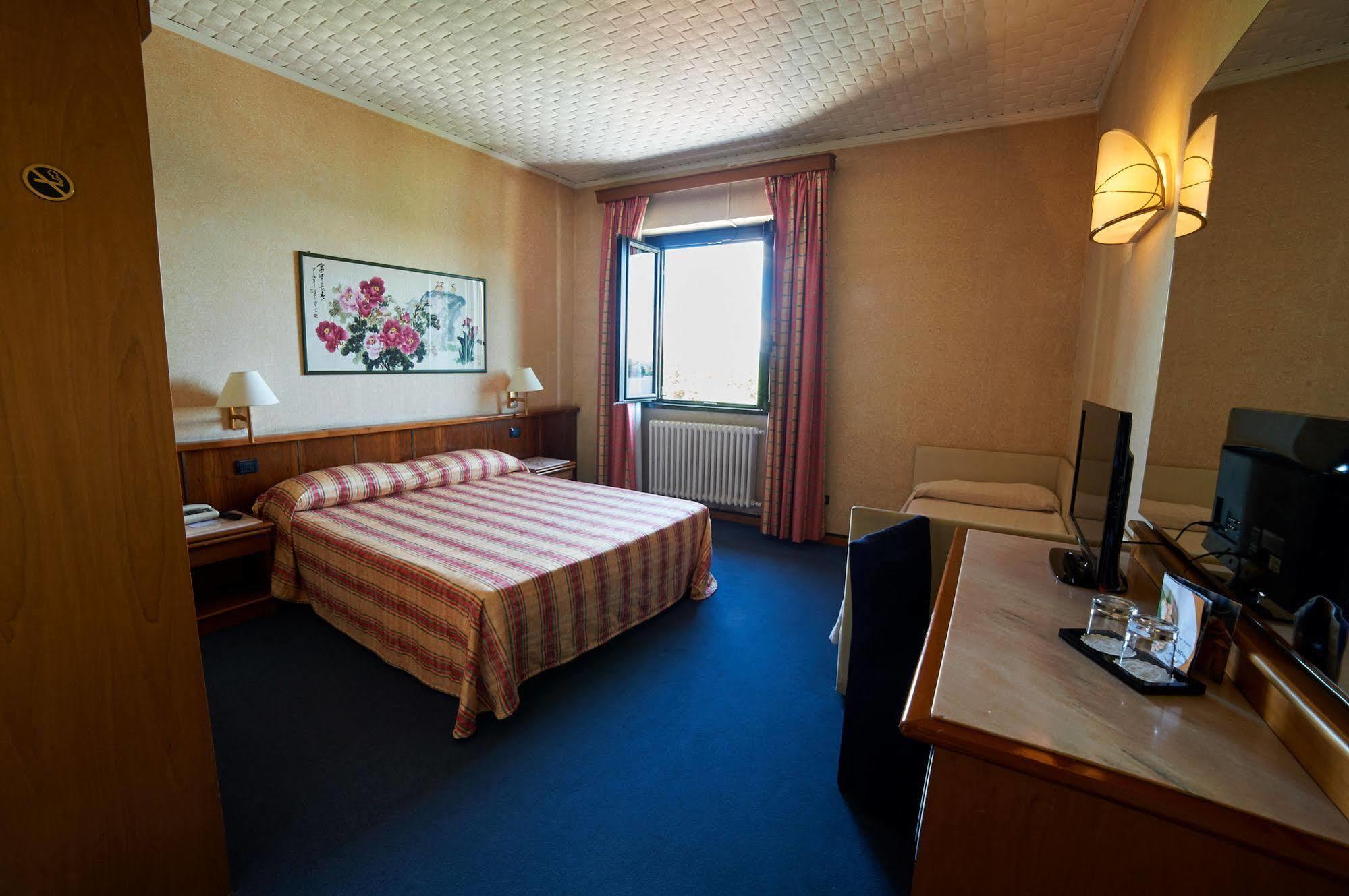 Hotel Giardino Арона Екстериор снимка