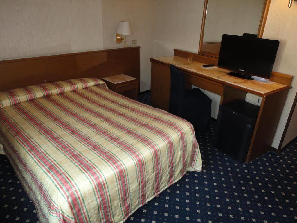 Hotel Giardino Арона Екстериор снимка